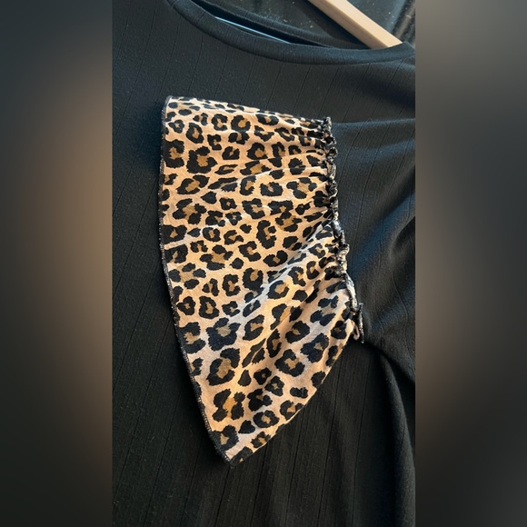 BLACK TOP ANIMAL PRINT SLEEVES - Picture 5 of 9
